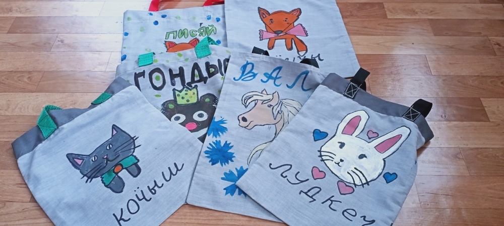 Недавно дети сшили сумки-шопперы и нарисовали на них животных с их названиями на удмуртском языке
