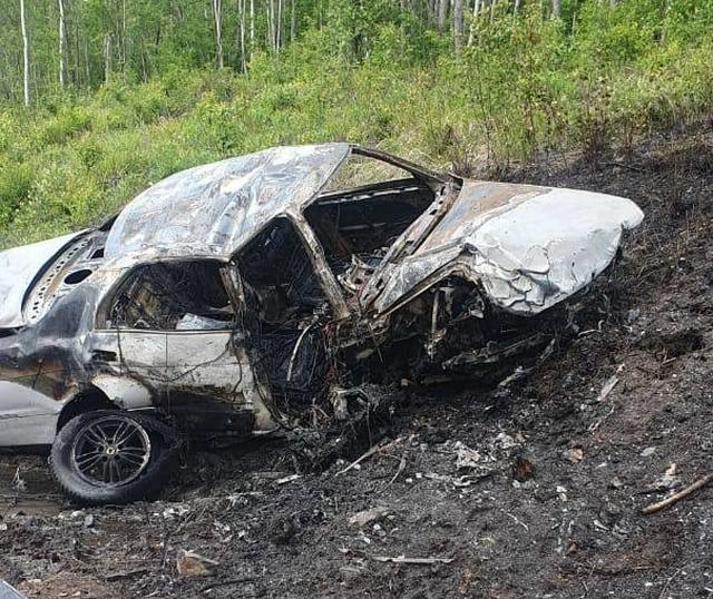 Автомобиль виновника ДТП сгорел дотла, водитель погиб.