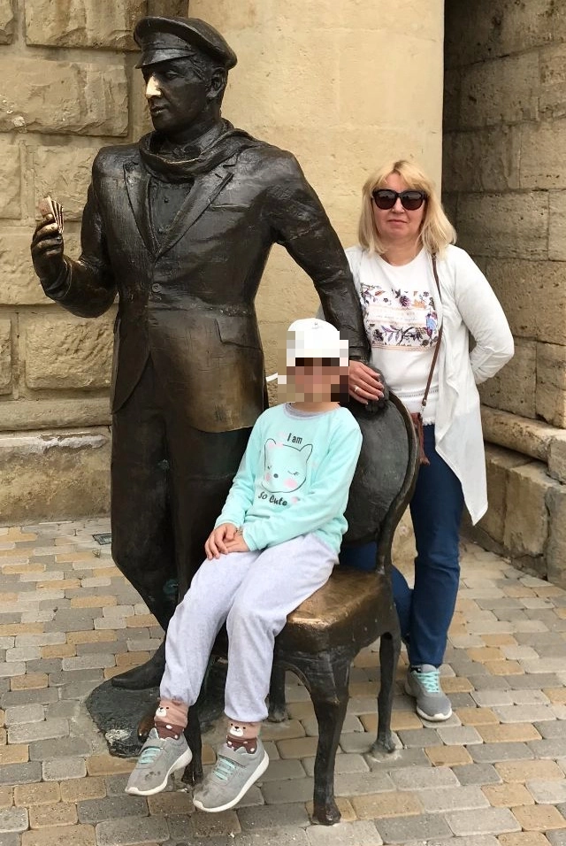 Девочка с бабушкой.