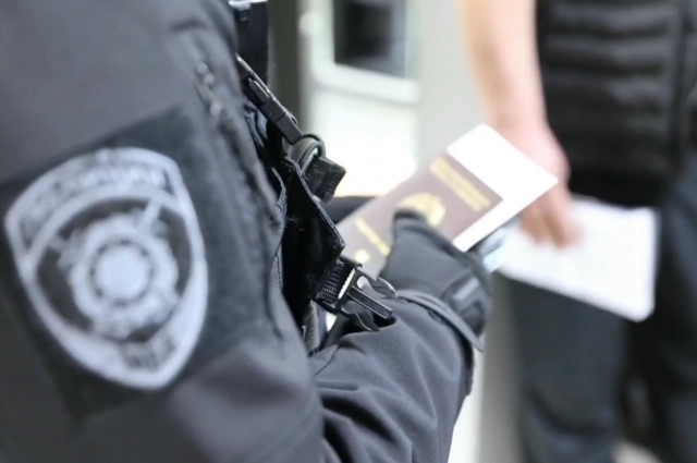 Мигрантов, получивших сертификат, задержали. В отношении них возбудили уголовные дела.