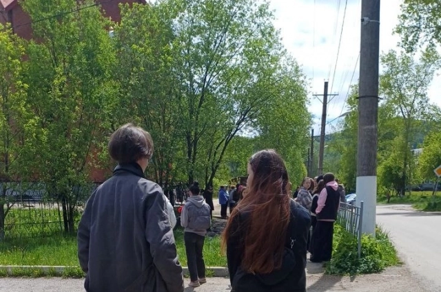 Очередь перед храмом была огромной.