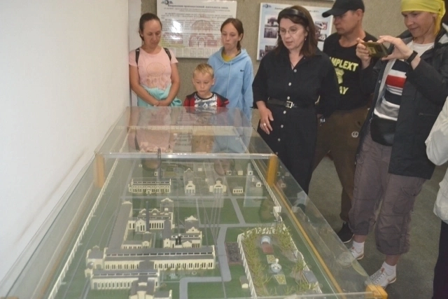 Перед входом в музей посетителей знакомят с макетом завода – так легче представить его масштаб.