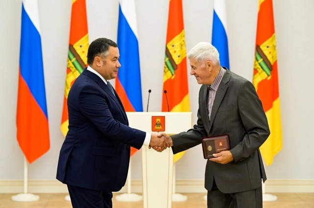 Игорь Руденя вручает награды.