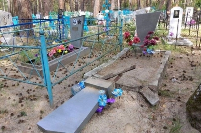 В селе Глядянское также разрушли памятники на местном кладбище. 