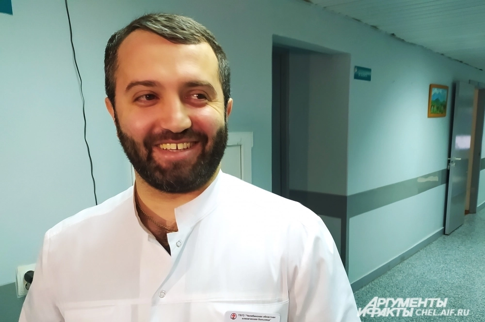 Врач доволен прошедшей операцией. 