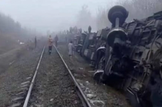 Один из опрокинувшихся вагонов.