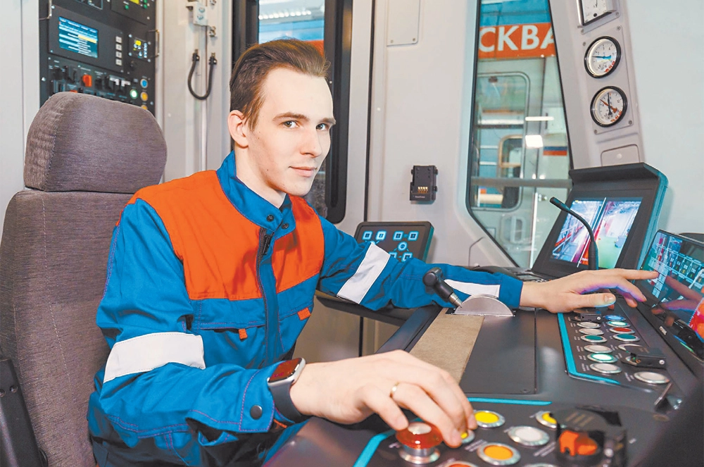 Электромонтёр подвижного состава Иван Узорин.