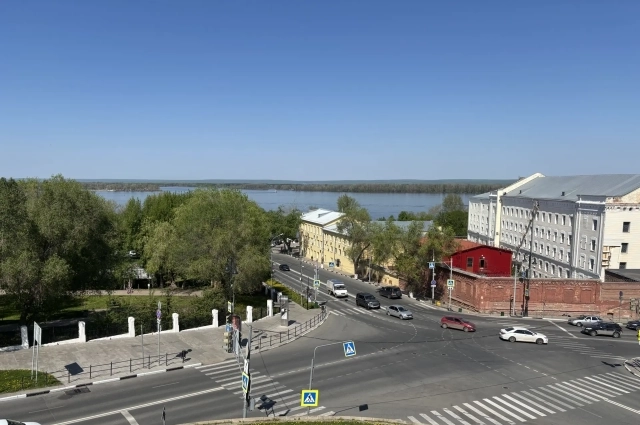 Вид из сквера им. Пушкина демонстрирует волжский Проран, мельницу Журавлёва (справа) и Струковский сад (слева).