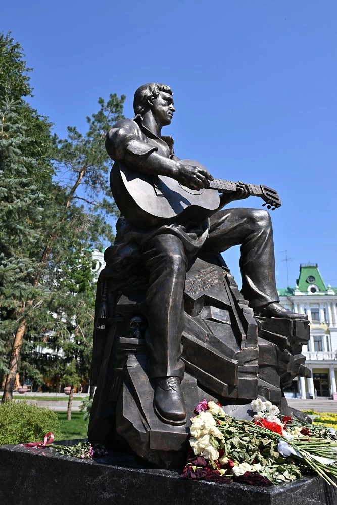 памятник высоцкому в омске
