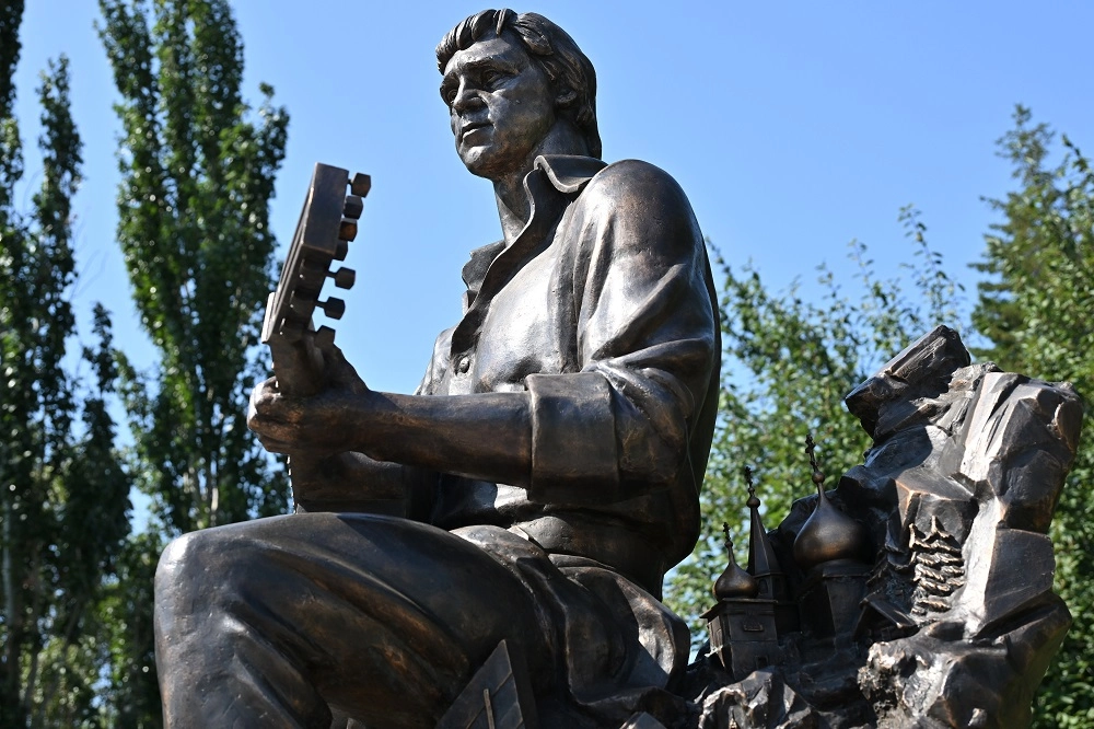 памятник высоцкому в омске