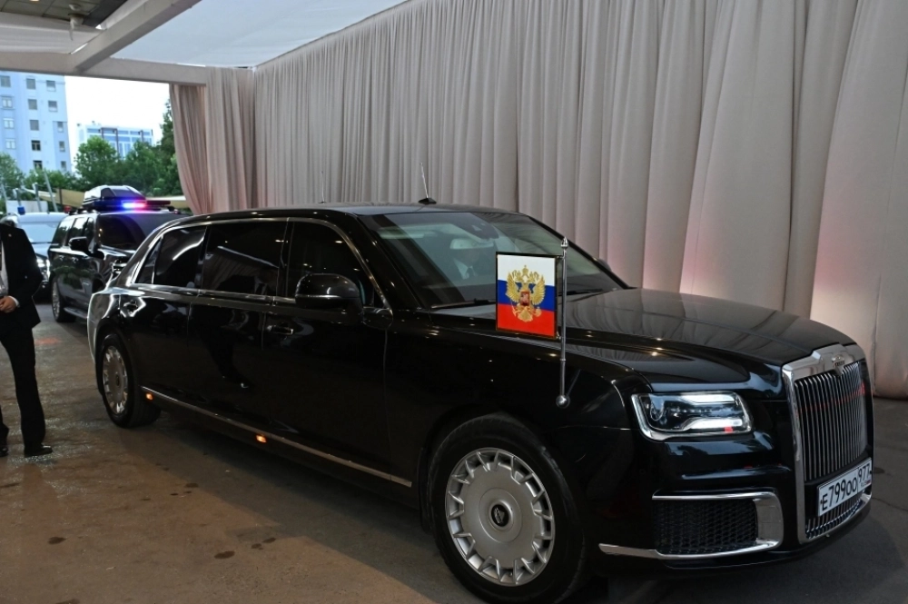 Автомобиль Aurus Senat кортежа президента РФ в Бишкеке.