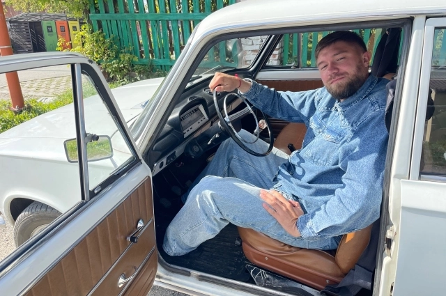 «Двойка» на ходу: Савичев за рулём будущего музея на колёсах.