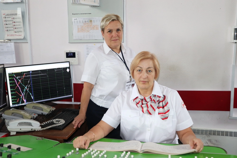 Станция Сухиничи-Узловые много лет работает как часы, находясь в надёжных женских руках двух Светлан — Заберускиной (на фото справа) и Савиной (слева).