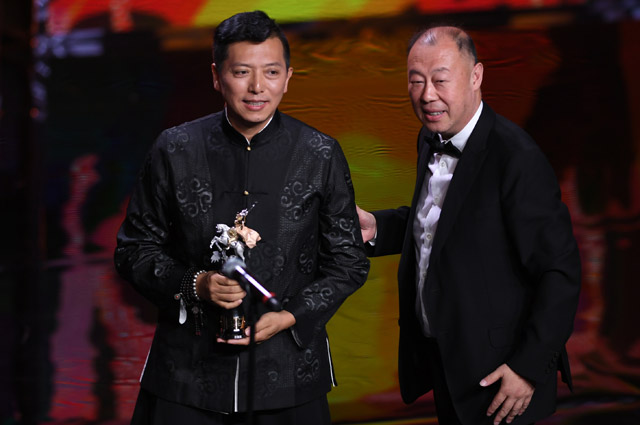 Китайский режиссер Лян Цяо (слева), получивший награду в номинации «Лучший фильм», на церемонии закрытия 39-го Московского международного кинофестиваля.