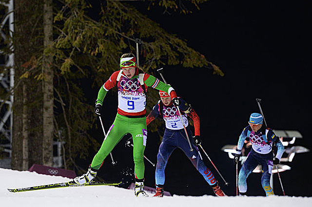 Дарья Домрачева, Ольга Вилухина и Вита Семеренко на дистанции гонки преследования на XXII зимних Олимпийских играх в Сочи