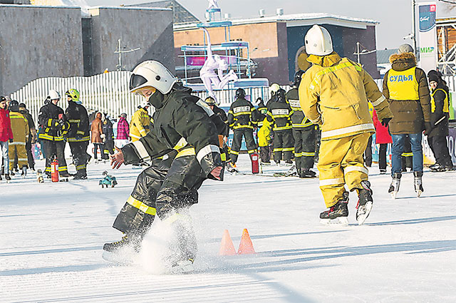 На ВДНХ спасатели и пожарные показали настоящее ледовое шоу.