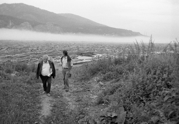 Виктор Петрович Астафьев прогуливается по берегу Енисея в своем родном селе Овсянка. 1987 год