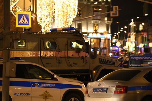 Автомобили полиции и Росгвардии на улице Большая Лубянка, где рядом со зданием ФСБ произошла стрельба.