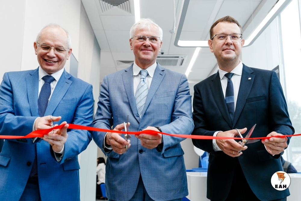Рустэм Марданов, Андрей Корюков и Алексей Долгов открывают новый офис.