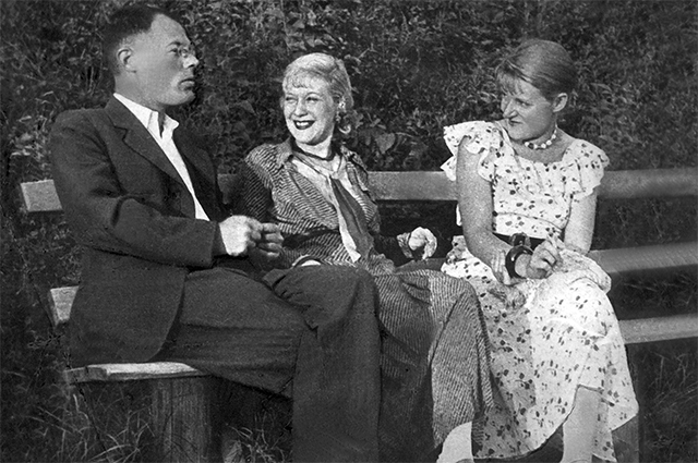  В Сочи. 1934. Слева направо: Илья Ильф, Любовь Орлова, жена Ильфа Мария.