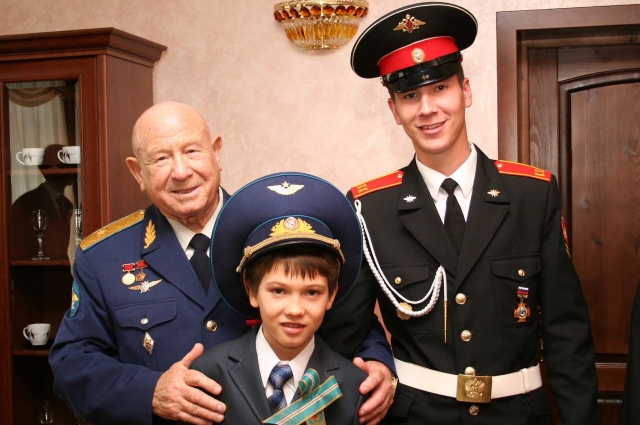 Космонавт Алексей Леонов с внуками Амана Тулеева Стасом и Андреем, 2009 год.