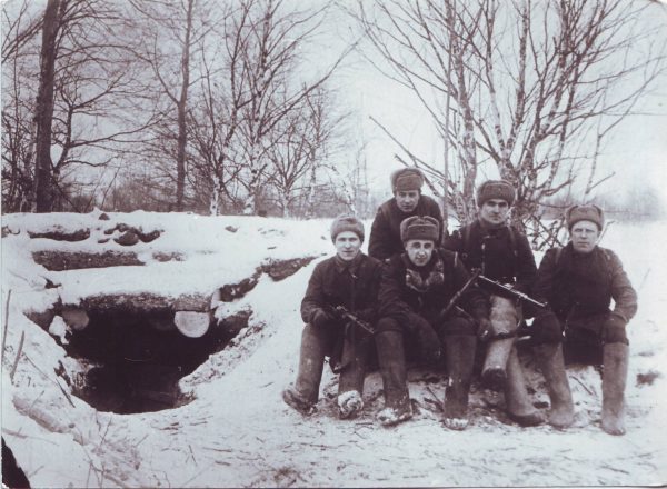 Лашпов с боевыми товарищами, 1942 год.