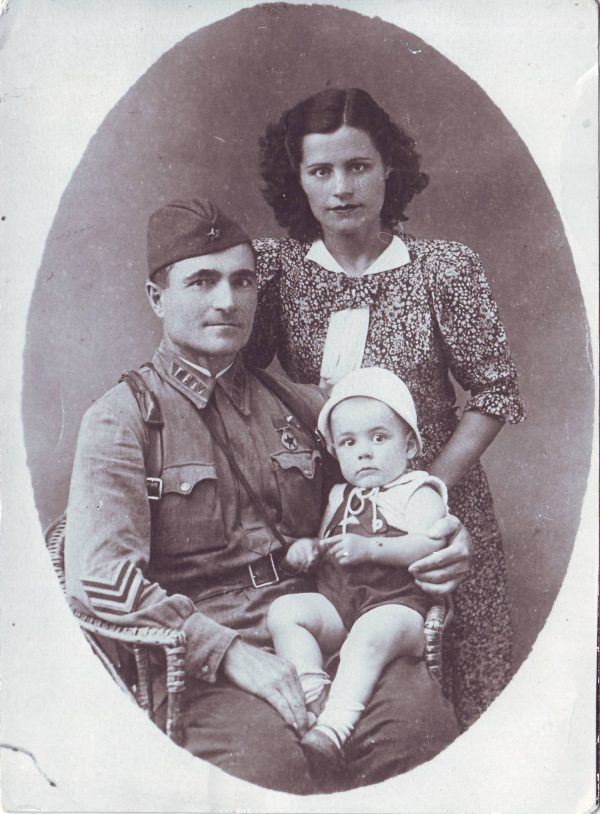 Афанасий Лапшов с женой Эрерой и сыном Владимиром.
