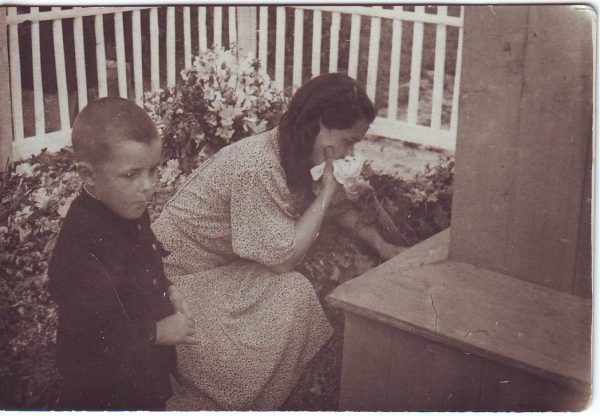 Жена и сын у могилы Лапшова в селе Ульяново Калужской области.