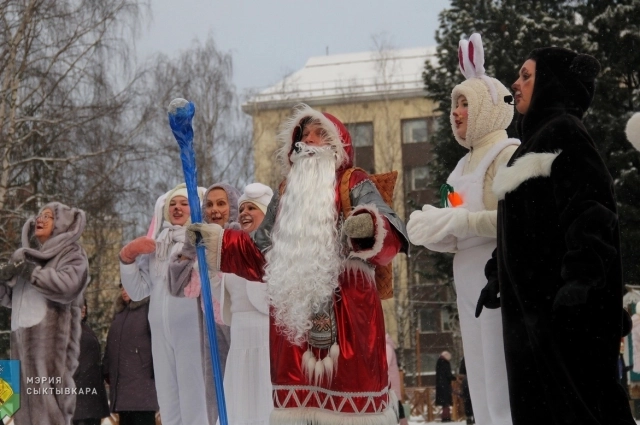 Кöдзыд Пöль носит не тулуп, а малицу, традиционный наряд северных народов 