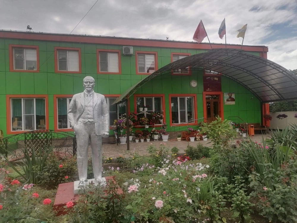 Администрация хозяйства утопает в цветах.