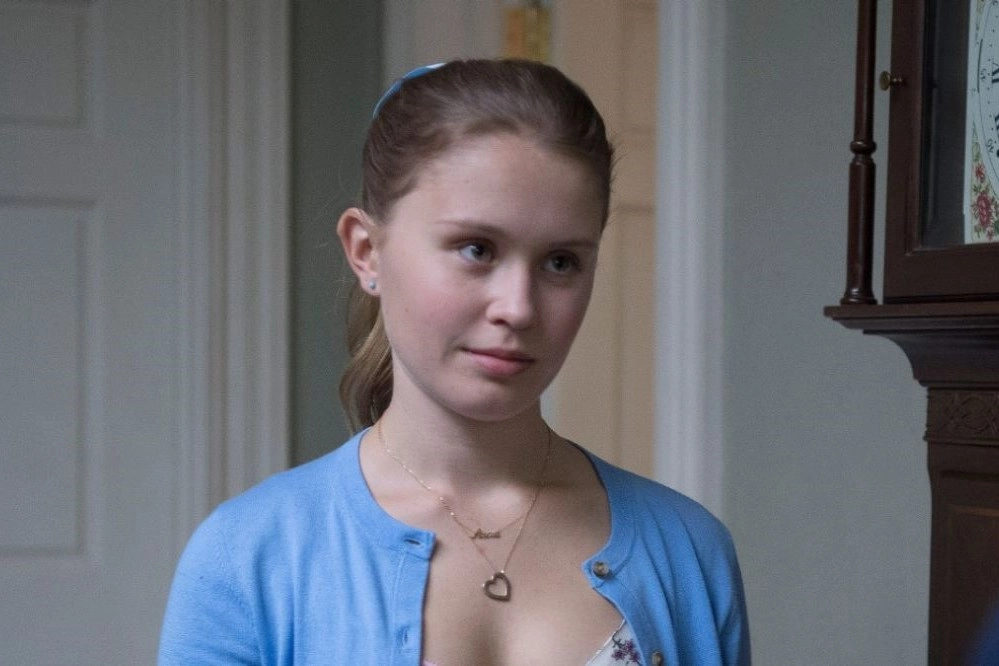 Элайза Скандлен в сериале «Острые предметы», 2018 г.