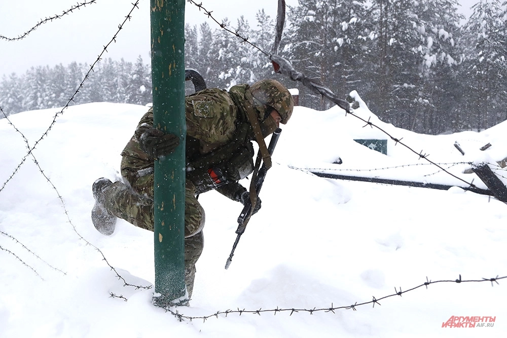 Штурмовик прорывается через колючую проволоку на полосе психологической подготовки.