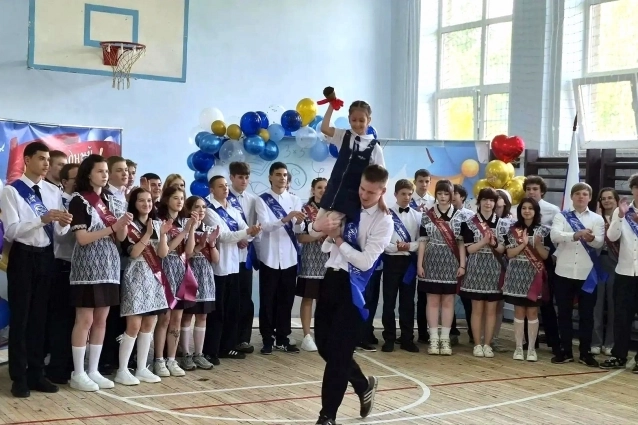 Выпускники прошлись по школьным коридорам.