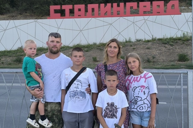 Пара воспитывает четырёх детей.