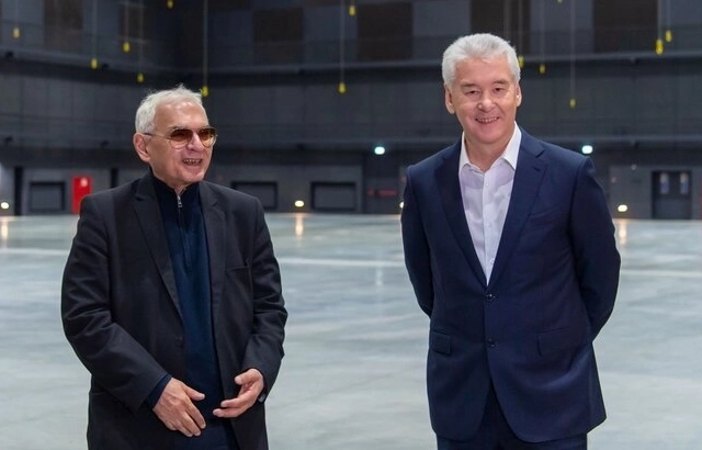 Карен Шахназаров и Сергей Собянин во время посещения киноконцерна «Мосфильм», 2022 г. 