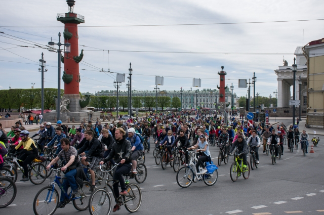 В Петербурге, как и в прошлом году, вместе с любителями бега на одномоментный старт выедут участники городского Большого велопарада.