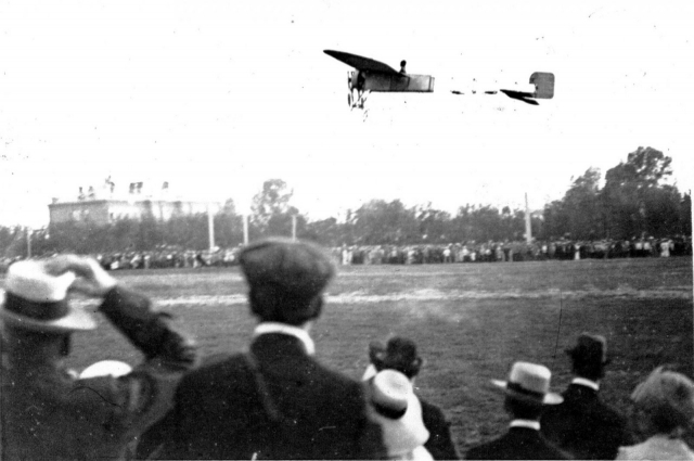 Александр Васильев летает в Казани на моноплане «Блерио – XI», 1912 г. 