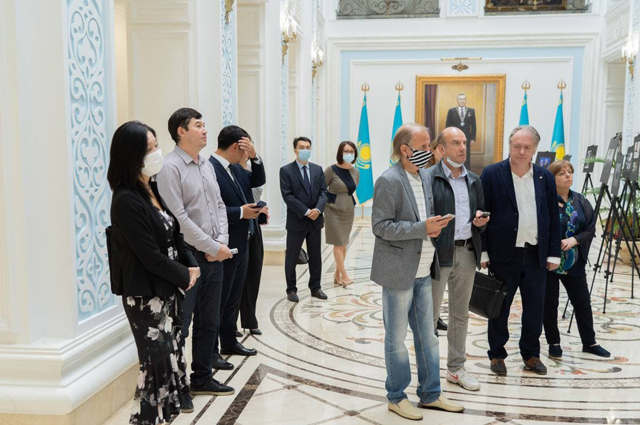 На открытии фотовыставки посольства Казахстана в Москве о Семипалатинском полигоне.