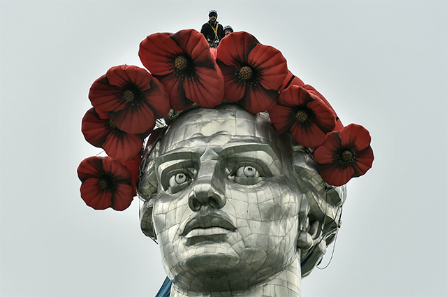 Символ памяти жертв войны 1939-1945 годов — красный мак на монументе-скульптуре «Родина-мать» в День памяти и примирения в Киеве.