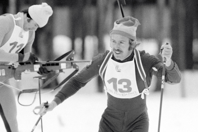 Биатлонист Анатолий Алябьев финиширует на одной из дистанций на Олимпиаде в Лейк-Плэсиде, 1980 г.