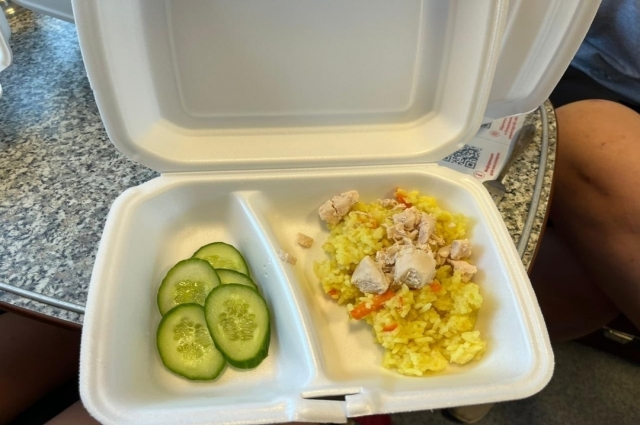 Фото еды, которой кормили ребят в поезде, опубликовали в соцсетях родители.