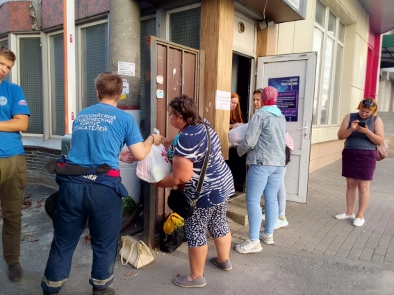 Волонтеры помогают собирать гуманитарную помощь