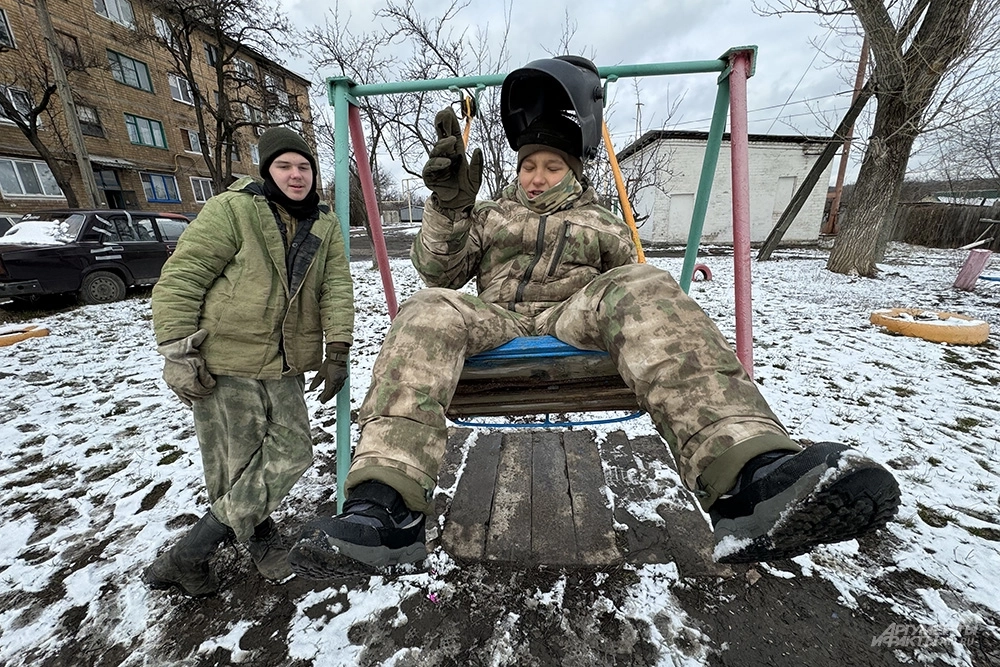 15-летний Богдан и 12-летний Ярик (справа).