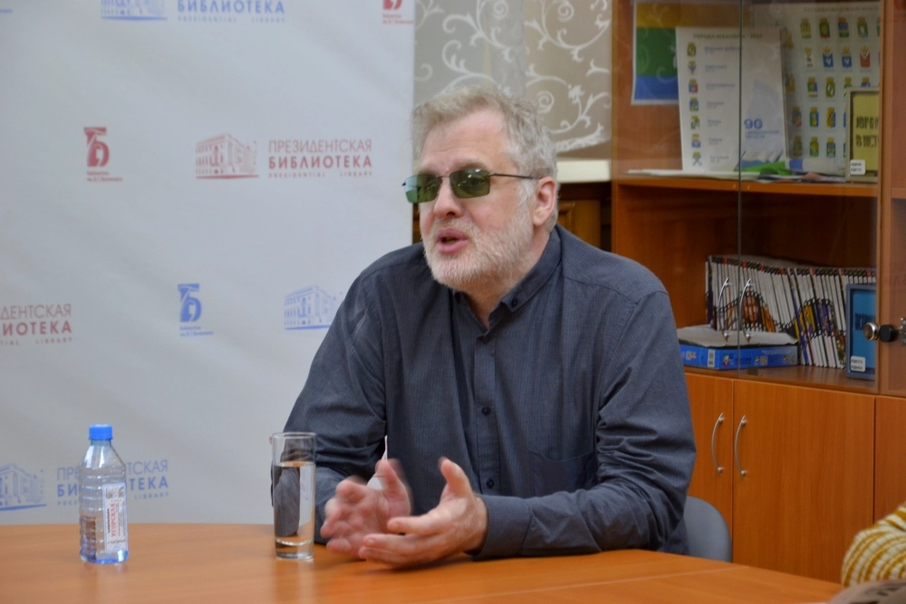 Дмитрий Карасюк исследовал сотни архивных материалов о Свердловске военных лет, и ему в этом помогали жена Елена и сын Роман.