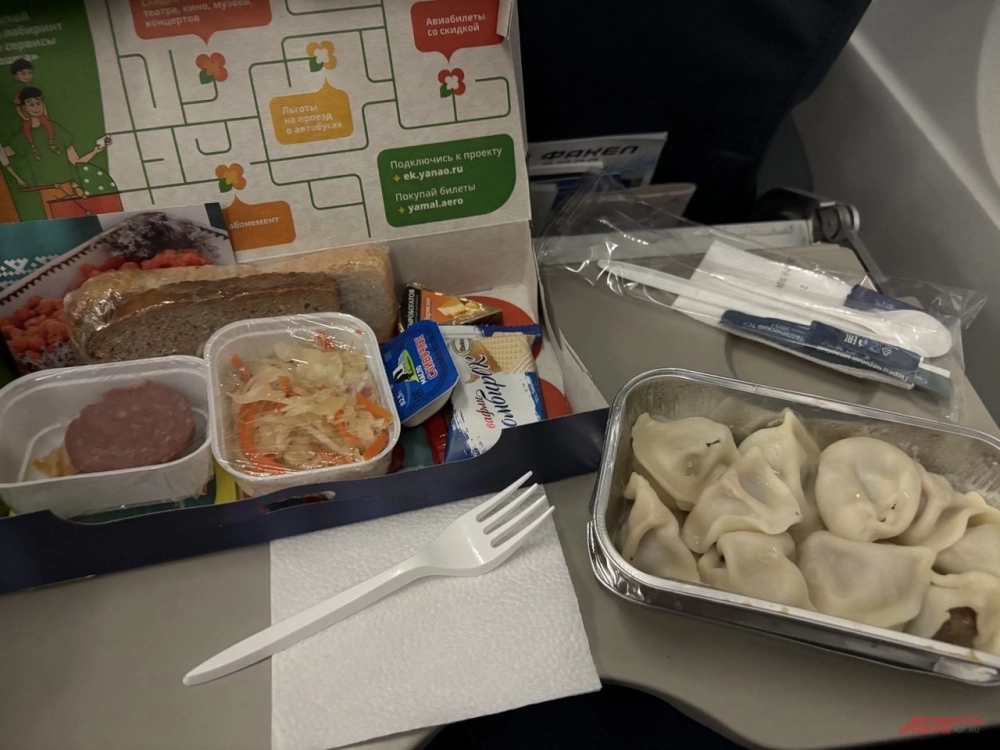 Северная атмосфера «преследует» туриста сразу после взлета самолета — на борту вам могут предложить пельмени из оленины.