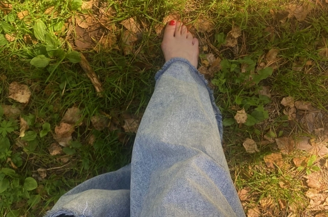 Гуляя босиком всё же не стоит забывать защититься от насекомых. 