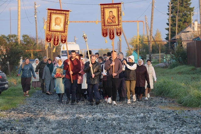 Участники Симеоновского крестного хода прибыли в село Новоипатово