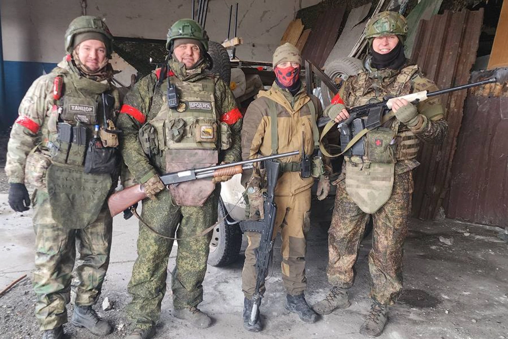 Капитан Журовский с товарищами (первый справа).