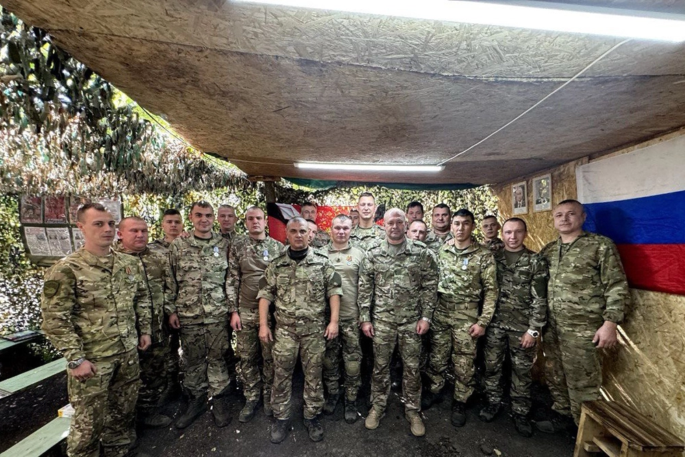 Капитан Журовский в центре во втором ряду.