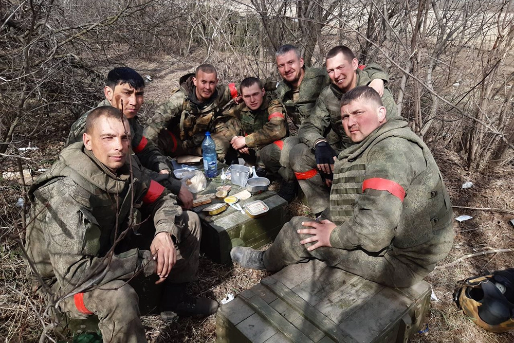 Фронтовой обед (Капитан Журовский второй справа).